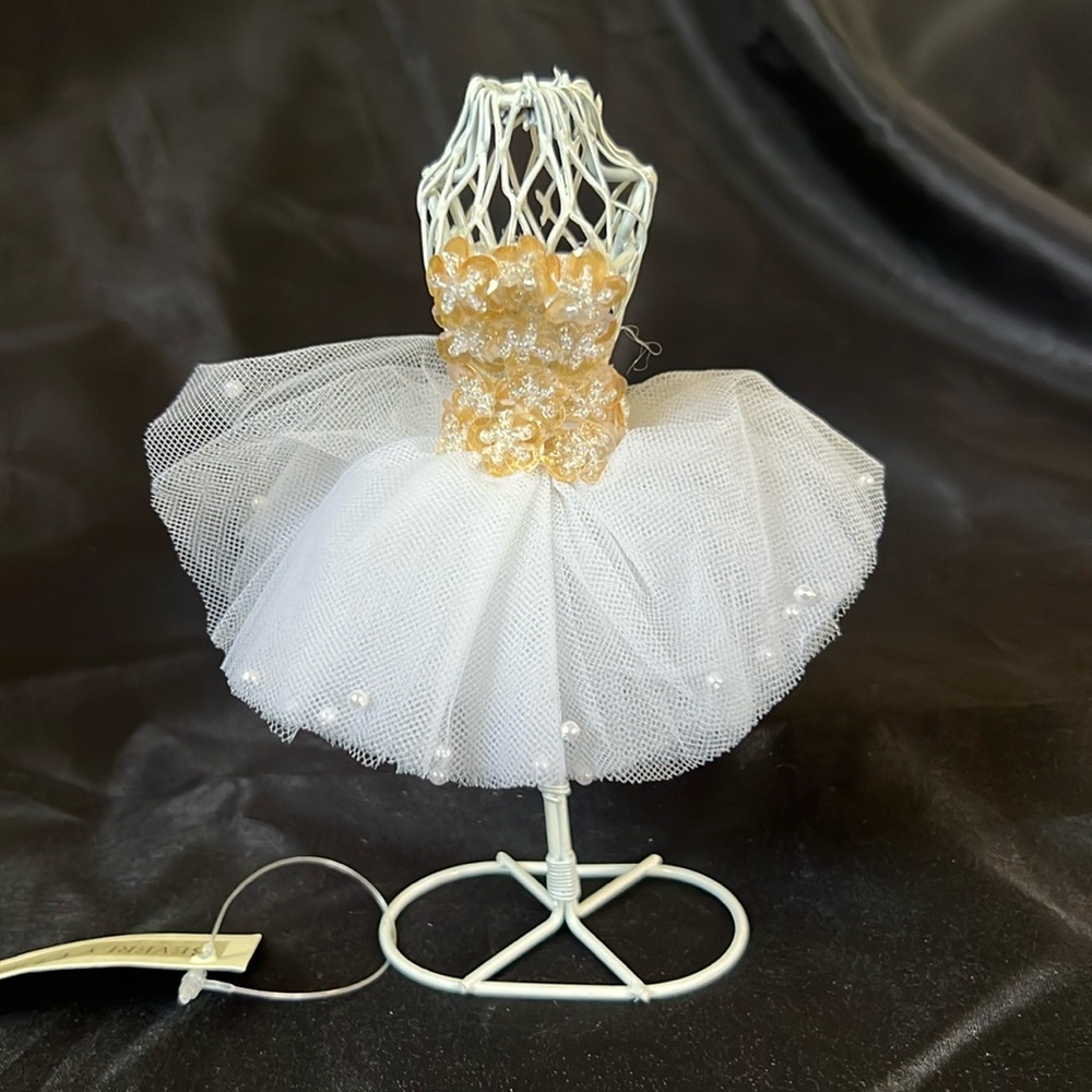 Wedding dress table decoration